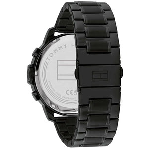 Photo of the black deployment clasp on the metal strap of Tommy Hilfiger 1710494