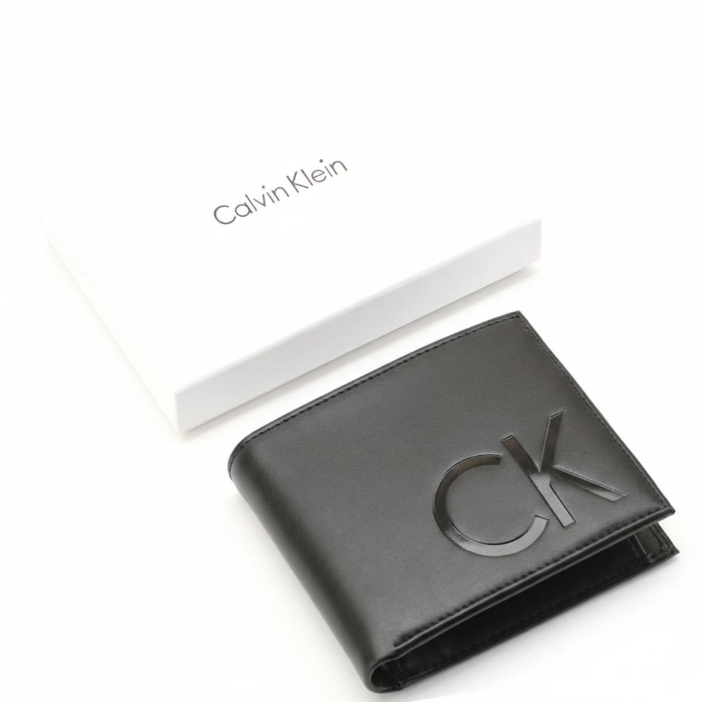 محفظة رجالية من كالفن كلاين مصنوعة من الجلد الأسود الناعم مع شعار CK كبير منقوش