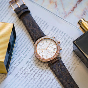 تفاصيل سير ساعة مايكل كورس MK6917 البني المطبوع بشعار الماركة PVC