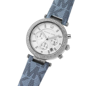 لقطة قريبة جداً لمينا ساعة MK6936 وتناسق الفضي مع الجلد الطبيعي