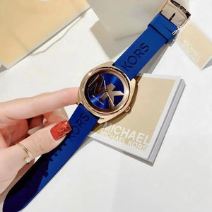 لقطة قريبة جداً لمينا ساعة MK7140 وتناسق الروز جولد مع اللون الكحلي