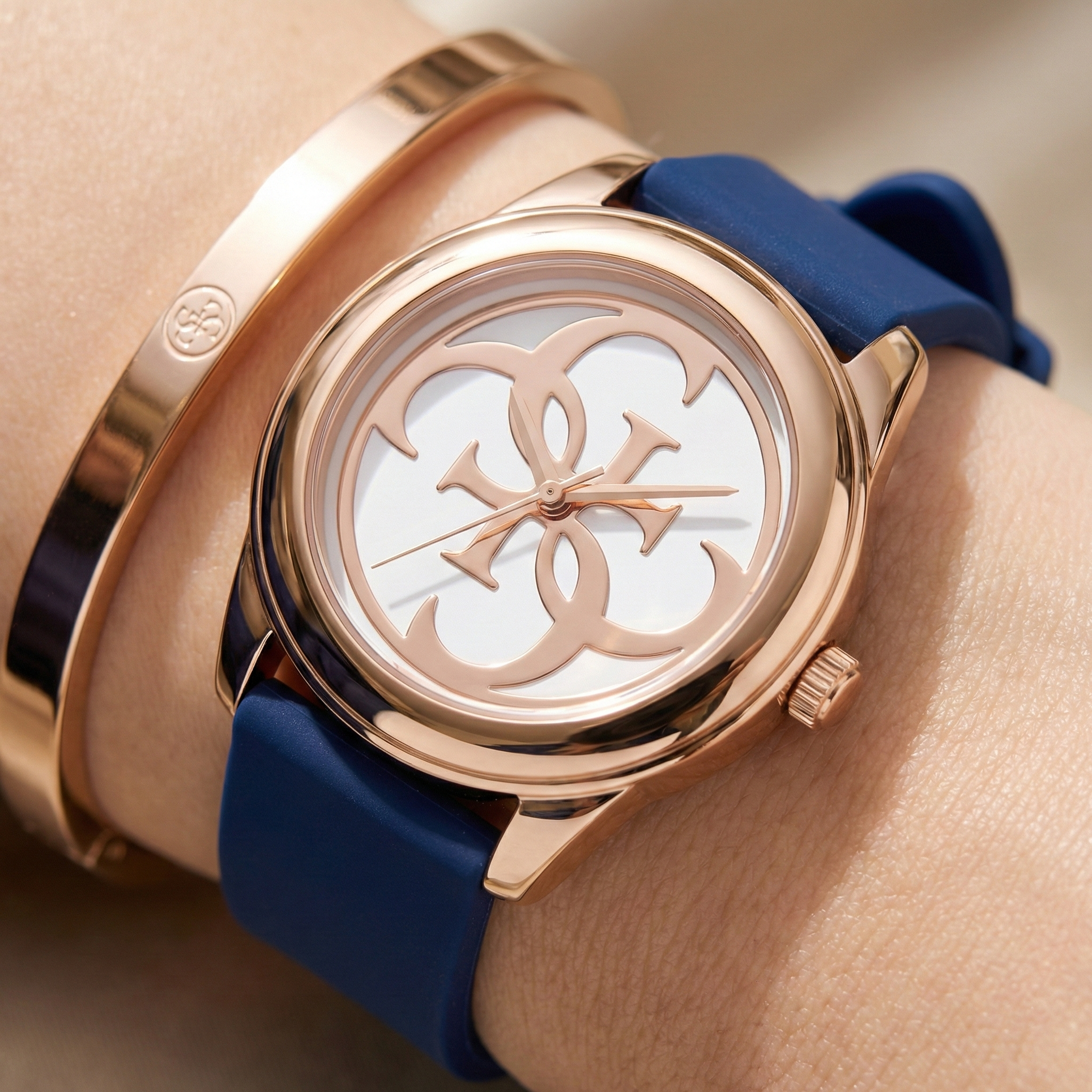 guess-g-twist-w0911l6-wrist-close-up