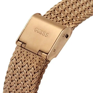 Rose gold jewelry clasp on the mesh bracelet of the Guess GW0402L3
