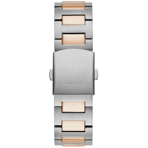 Two-tone deployment clasp on the stainless steel bracelet of the Guess GW0572G4