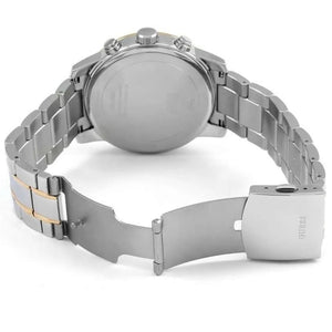 Stainless steel deployment clasp with Guess logo on the bracelet of the W0379G7