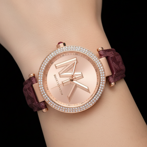 تفاصيل مينا ساعة Michael Kors MK2974 اللوجو الكبير والإطار الكريستال المزدوج