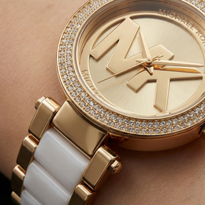 تفاصيل مينا ساعة Michael Kors MK6313 الذهبية واللوجو الكبير وإطار الكريستال