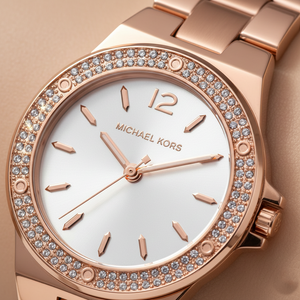 تفاصيل مينا ساعة Michael Kors MK7279 الفضية والمؤشرات الروز جولد وإطار الكريستال