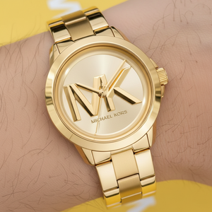 تفاصيل مينا ساعة Michael Kors MK7317 الذهبية واللوجو الكبير والهيكل المصقول