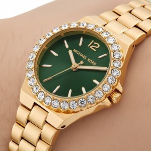 تفاصيل مينا ساعة Michael Kors MK7395 الأخضر الزمردي وفصوص الكريستال الكبيرة
