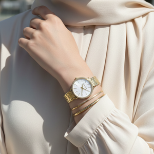 ساعة مايكل كورس MK1065 بايبير ذهبي فخمة على معصم محجبة بتصميم راقي