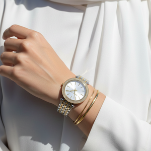 ساعة مايكل كورس MK3215 دارسي سيلفر في ذهبي على معصم محجبة بتصميم راقي