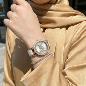 ساعة مايكل كورس MK6313 باركر ذهبي في أبيض فخمة على معصم محجبة