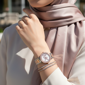 ساعة مايكل كورس MK6314 باركر سيلفر في روز جولد فخمة على معصم محجبة