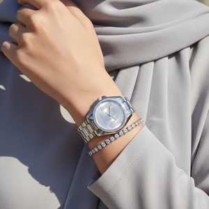 ساعة مايكل كورس MK6554 رانواي سيلفر فخمة بالكريستال على معصم محجبة