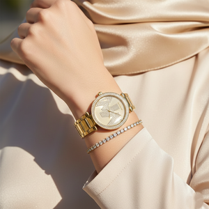 ساعة مايكل كورس MK6659 باركر ذهبي بالكريستال فخمة على معصم محجبة