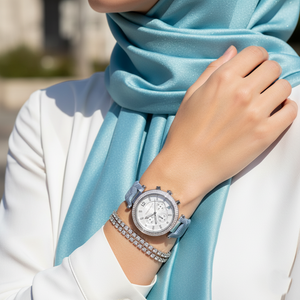 ساعة مايكل كورس MK6936 باركر فضي بسير جلد طبيعي أزرق سماوي على معصم محجبة