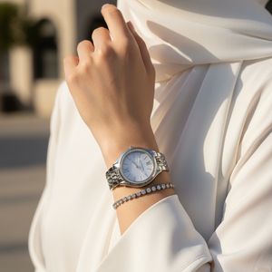 ساعة مايكل كورس MK7075 رانواي سيلفر معدن فخمة على معصم محجبة بتصميم راقي