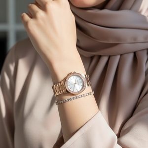 ساعة مايكل كورس MK7279 لينوكس روز جولد فخمة على معصم محجبة بتصميم راقي