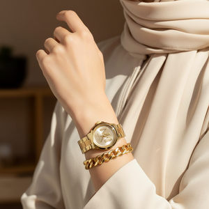 ساعة مايكل كورس MK7317 برين ذهبي فخمة على معصم محجبة بتصميم عصري