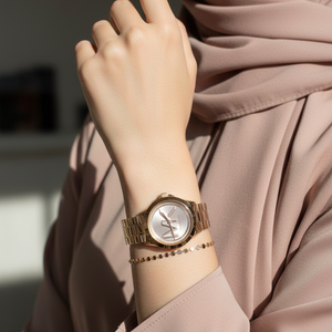 ساعة مايكل كورس MK7318 برين روز جولد فخمة على معصم محجبة بتصميم عصري