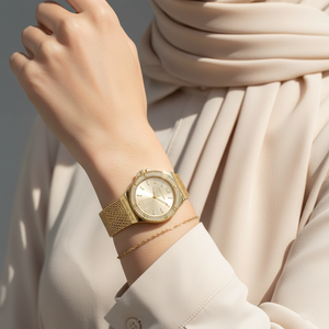 ساعة مايكل كورس MK7335 لينوكس ذهبي استيك شبك فخمة على معصم محجبة