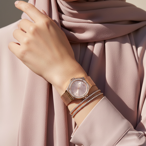 ساعة مايكل كورس MK7336 لينوكس روز جولد استيك شبك فخمة على معصم محجبة