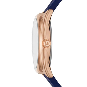 عرض جانبي لساعة Michael Kors MK7140 يوضح الإطار الروز جولد وتصميم جانيل