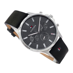 Angled shot highlighting the black rubber strap with Tommy stripe stitching on 1710495