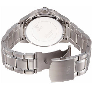 Silver stainless steel deployment clasp with Guess logo on the bracelet of the W0379G3