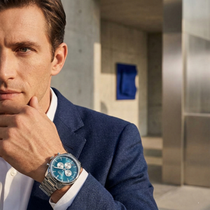 Professional man wearing Hugo Boss Pioneer 1513713 with blue dial and silver metal link strap water resistant 50m