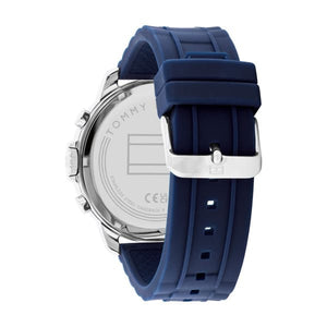 Photo of the silver stainless steel buckle on the blue rubber strap of Tommy Hilfiger 1710489