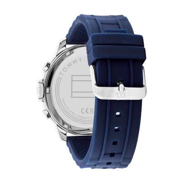 Photo of the silver stainless steel buckle on the blue rubber strap of Tommy Hilfiger 1710489