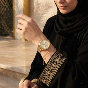 Lifestyle photo of Tommy Hilfiger 1781905 showing the elegant gold watch on a woman's wrist