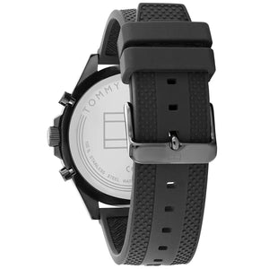 Photo of the black stainless steel buckle on the black rubber strap of Tommy Hilfiger 1791921