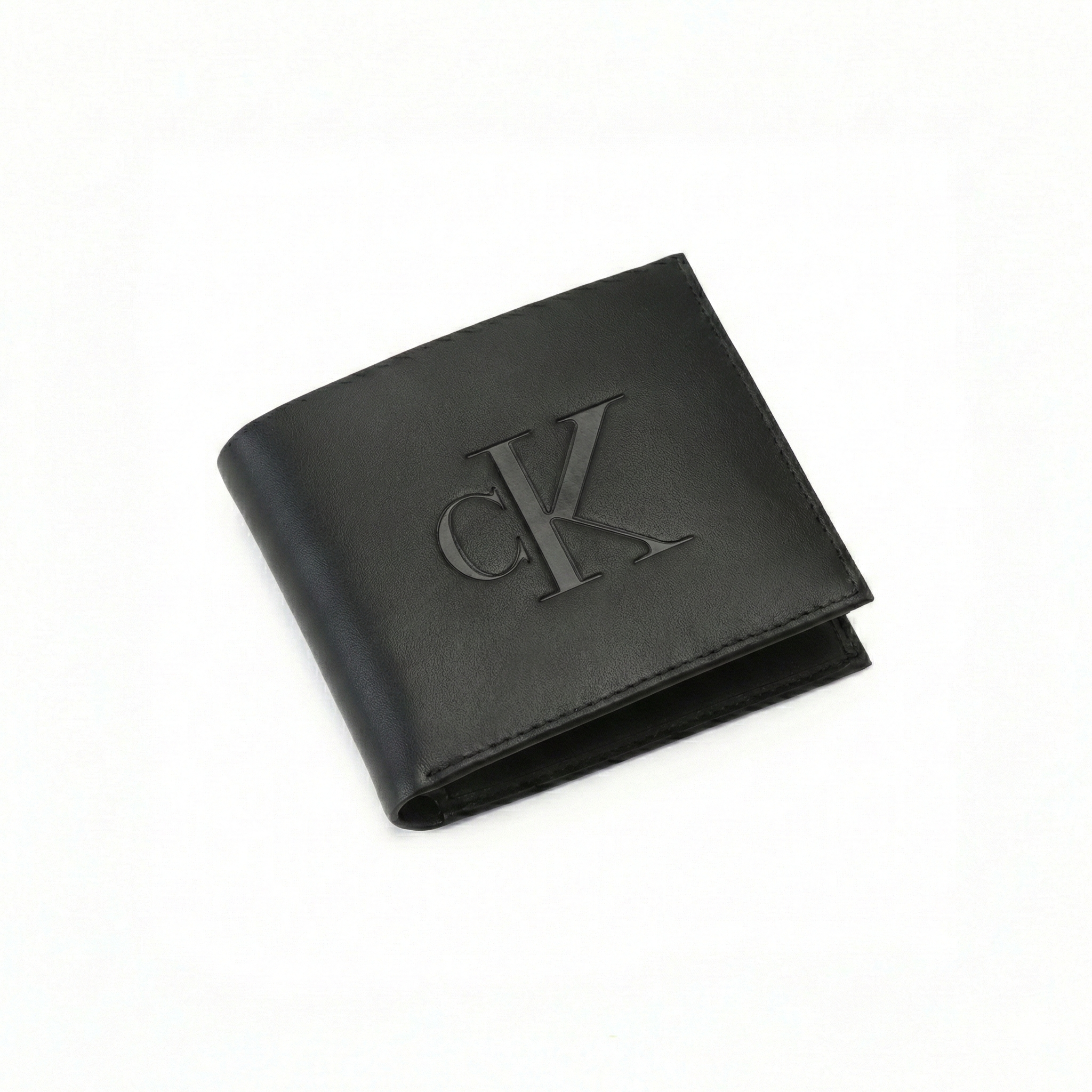 محفظة رجالية من كالفن كلاين، مصنوعة من الجلد الأسود، ثنائية الطي، مزينة بشعار CK معدني كبير.