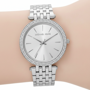 تفاصيل مينا ساعة Michael Kors MK3190 الفضي والمؤشرات السيلفر وإطار الكريستال