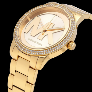 زاوية تصوير احترافية لساعة Michael Kors MK6879 توضح انعكاس الضوء على الكريستال