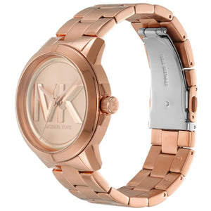 زاوية تصوير احترافية لساعة Michael Kors MK7318 توضح انعكاس الضوء على الهيكل المضلع