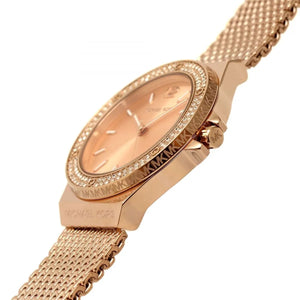 زاوية تصوير احترافية لساعة Michael Kors MK7336 توضح بريق الكريستال مع الروز جولد