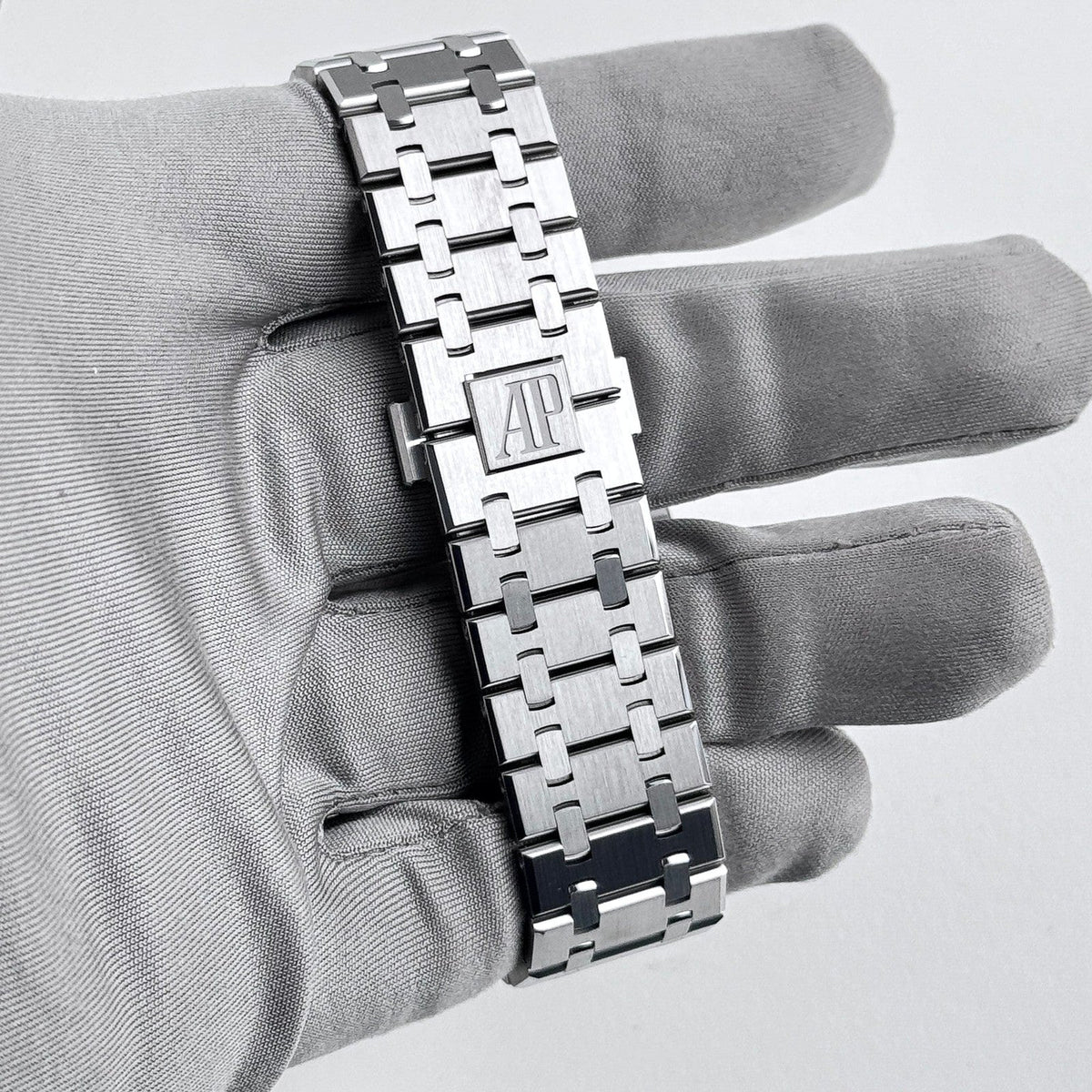Audemars Piguet Royal Oak men's automatic watch, 41mm case, silver dial, silver stainless steel bracelet – bracelet detail view