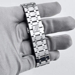 Audemars Piguet Royal Oak men's automatic watch, 41mm case, silver dial, silver stainless steel bracelet – bracelet detail view