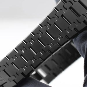 Audemars Piguet Royal Oak men's automatic watch, black tapisserie dial, black bracelet – bracelet close-up