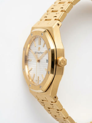 Audemars Piguet Royal Oak women's quartz watch, 33mm case, silver dial, yellow gold strap – view 4