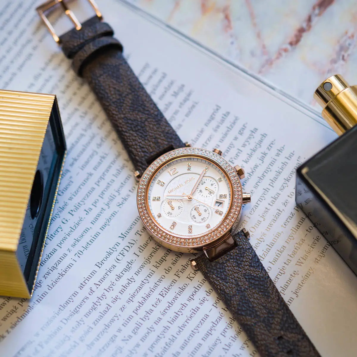 تفاصيل سير ساعة مايكل كورس MK6917 البني المطبوع بشعار الماركة PVC