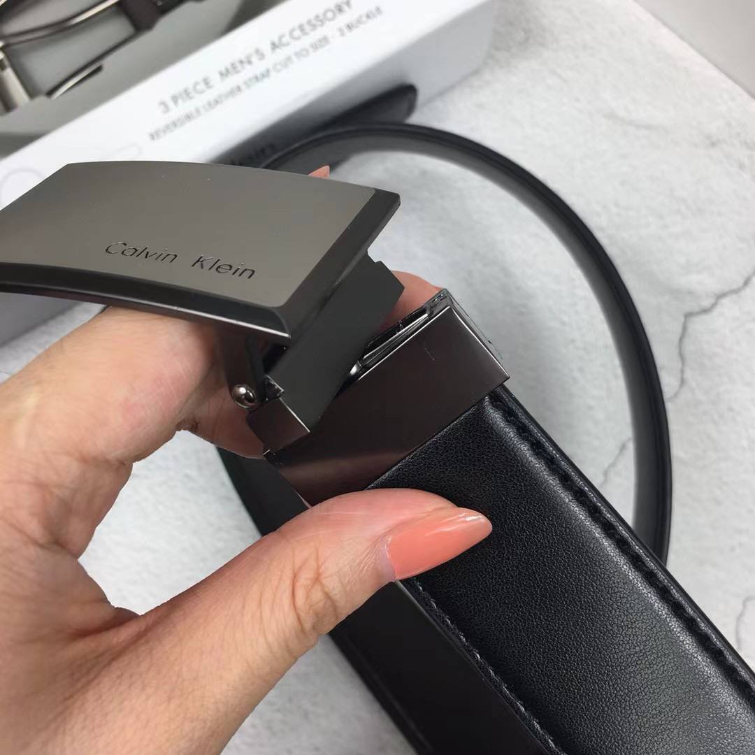 Close up of clamp mechanism on Calvin Klein belt buckle for cut-to-size adjustment