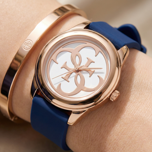 guess-g-twist-w0911l6-wrist-close-up