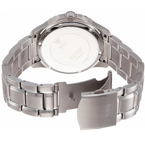 Silver stainless steel deployment clasp with Guess logo on the bracelet of the W0379G3