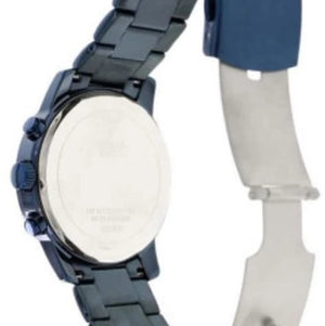 Blue stainless steel deployment clasp with Guess logo on the bracelet of the W0379G5