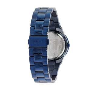 Blue deployment clasp on the stainless steel bracelet of the Guess W0027L3